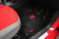 花柄のフロアマットは2万1600円のオプション。花の色はレッドのほか、ブルーとホワイトがある。
    