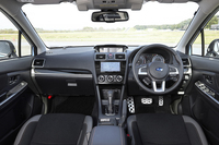 2015年10月に改良を受けた「インプレッサXV」のインストゥルメントパネルまわり。各部に、ピアノブラック調パネルと金属調の装飾パーツが用いられている。