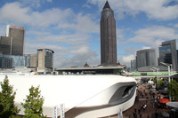 アウディの巨大仮設パビリオン（手前の白い建物）のためか、通行人がジオラマ人形のように見える。