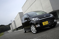 【スペック】
	ムーヴカスタムRS：全長×全幅×全高＝3395×1475×1615mm／ホイールベース＝2490mm／車重＝880kg／駆動方式＝FF／0.66リッター直3DOHC12バルブターボ・インタークーラー付き（58ps/6000rpm、10.5kgm/3000rpm）／価格＝155万4000円（テスト車＝161万1750円／アジャスタブルパック（運転席シートリフター＆チルトステアリング＆ショルダーベルトアンカー）＝1万5750円／6スピーカーパック＝2万1000円／アストラルブラッククリスタルマイカ塗装＝2万1000円）
	 