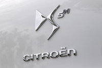 シトロエンで初めて採用される直噴ディーゼルハイブリッドモデル「ハイブリッド4」のリアエンブレム。
【スペック】ハイブリッド4：全長×全幅×全高＝4530×1871×1513mm／ホイールベース＝2727mm／車重＝1660kg／駆動方式＝4WD／2リッター直4DOHC16バルブ・コモンレールディーゼルターボ（163ps/3850rpm、30.6kgm/1750-3500rpm）、モーター（37ps/1290-7500rpm、20.4kgm/0-1290rpm）（欧州仕様車）