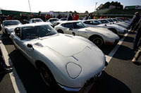 
	パドックの駐車場にずらりと整列した「トヨタ2000GT」。
	 