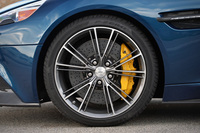 タイヤサイズは前が255/35ZR20で後ろが305/30ZR20。カーボンのブレーキディスクが標準で備わる。