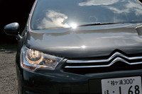 個性を主張するヘッドランプ。中央のグリルは先代モデルよりも大きくなった。