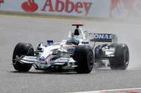 27周目、2位を争うライコネンとコバライネンの隙を突き2台まとめて見事オーバーテイク、2位でフィニッシュしたニック・ハイドフェルド。（写真＝BMW）