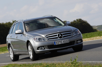 ニューCクラスワゴンのサスペンションは、前が3リンク式、後ろは伝統のマルチリンク式。ダンパーは機械式の減衰力可変である。もちろんセダンで登場した新設計のアシである。前後重量配分は、リア荷重が増えたぶん、実はセダンよりも良好なほぼ50:50。