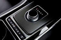 シフトセレクターはおなじみダイヤル式。