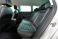 ニールームに余裕のある後席。60：40の分割でたたむことができる。センターアームレスト部に、長い荷物の積み込みに便利なトランクスルー機構が付く。