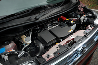 「S-エネチャージ」を採用する「ワゴンRスティングレー X」のエンジン。モーターアシスト機構の追加だけでなく、エンジン自体にも燃焼効率の改善やフリクションの低減など、各所に改良を施している。