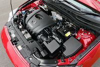 新開発の1.5リッターガソリンエンジン（111ps、14.7kgm）にはi-ELOOPは付かず、i-stopのみを採用。JC08モード燃費は19.2～19.6km/リッター（FF車）。