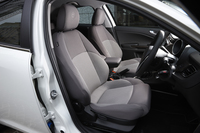 エントリーグレード「スプリント」のインテリア。シートはスプリントがファブリック、「スポルティーバ」がレザーとアルカンターラのコンビタイプとなる。
    