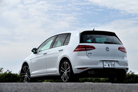 ボディーカラーは白、黒、シルバー、グレーなどモノトーン系が5色用意される。試乗車は有償オプションの「オリックスホワイト マザーオブパールエフェクト」。