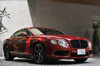 グロスブラックのフロントグリルや3分割されたロワーグリルなどが、V8シリーズの顔つきを引き締める。