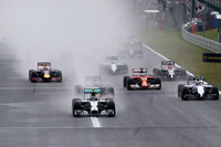 直前に降った雨のため全車ウエットタイヤを履いてスタート。トップでターン1を目指すポールシッターのニコ・ロズベルグ（先頭）、バルテリ・ボッタス、セバスチャン・ベッテルらが続いた。（Photo=Red Bull Racing）
    