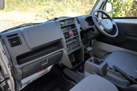 商用車ならではの、機能性に特化したインストゥルメントパネルまわり。トレーやポケット、ドリンクホルダーなど、収納は充実している。