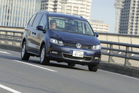 フルサイズのボディーを、1.4リッターターボで走らせる「シャラン」。10・15モード燃費は14.0km/リッター。