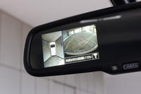 車両周辺の様子が確認できる「アラウンドビューモニター」。その映像はルームミラーやナビ画面（対応機種）に表示可能。