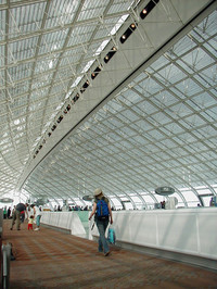 パリのシャルル・ド・ゴール国際空港の出発待合ロビー。
