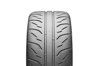 「ポテンザRE-71R」のトレッド面を正面から見たところ。サーキットにおける最速ラップタイムは、従来モデル「RE-11A」比で、1.4％短縮されるという。
    