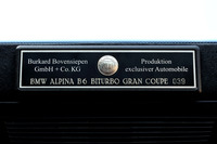アルピナのプロダクションプレート。オプションの電動サンルーフが付いた試乗車では、ルーフ（サンルーフ前端部）に貼られていた。
