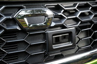 「キャスト」には衝突回避支援ブレーキや車線逸脱防止警報などの機能をセットにした運転支援システム「スマートアシストII」が多くのグレードで標準装備となる。写真は、同システムでセンサーとして用いられている赤外線レーザーユニット。