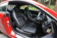 シートは、サイドサポートの豊かな本革製。セットオプション「AMGスポーツパッケージ」をセレクトしたテスト車には、前席のみシートベンチレーターが備わる。