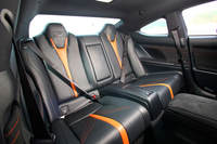 「RC F“カーボン エクステリア パッケージ”」の後席。