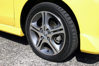 スタイリッシュをウリにするライフディーバには、凝ったデザインの専用アルミホイールが備わる。