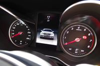 メーターは2眼式。その間にマルチインフォメーションディスプレイがレイアウトされる。
    