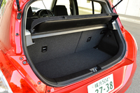 荷室の容量は130リッター。後席を倒すと455リッターとなる。