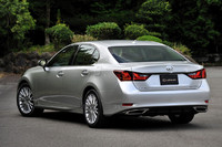 リアビュー。バンパー一体型のサイレンサーエンドは、ガソリンモデル「GS350」特有のもの。ハイブリッドモデルは逆に、排気口の目立たないデザインとなっている。