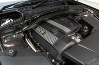 BMWらしく、フロントミドにマウントされたエンジン。前後重量配分は、前：後＝940kg：880kgである。