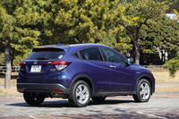 「ヴェゼル」は2013年12月に発表、発売されたホンダのコンパクトSUVだ。車名の「VEZEL」とは、宝石のカット面などを表す「bezel」という単語と、乗り物を表す「vehicle」とを組み合わせた造語だ。