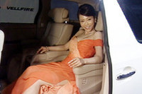 【Movie】新型「アルファード」お披露目イベントに釈由美子さん登場！の画像