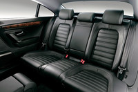 リアシートの様子。これまで小物入れなどにあてられていた左右シート間には座面とヘッドレストが追加され、定員は3名とされた。