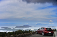 伊勢志摩スカイラインの高所からは、島々が点在する鳥羽の海が一望できる。
    