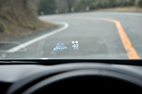 ヘッドアップディスプレイには、車速や「TMU」の作動状況などが表示される。