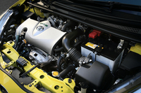 「1NR-FKE」と呼ばれる新型の1.3リッター直4エンジン。直噴ではないものの、アトキンソンサイクルやクールドEGR（排気再循環機構）、電動可変バルブタイミング機構「VVT-iE」などの採用により、燃費性能を改善している。