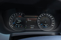 メーターパネルには、アナログデザインの10インチカラーディスプレイが採用されている。