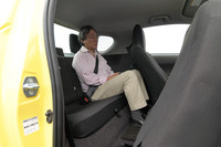車内スペースは実質的に2名分といったレベル。しかし、合法的に4名乗れることは支持したい。
