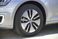 タイヤサイズは205/55R16。既存の「ゴルフ ブルーモーション」に装着されるタイヤと比較して、転がり抵抗が10％改善されている専用品を装着している。