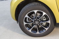 タイヤサイズは前が165/65R15（写真）で後ろが185/60R15。