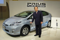充電インレットにプラグを挿し込む、内山田竹志トヨタ自動車副社長。「いまのEVは、距離を諦めるか、巨大な電池を載せるか、妥協が必要。プラグインハイブリッドは、EVの不安を解消する次世代エコカーなのです」。