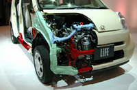 
	新型ライフのカットモデル。赤い部分はメインフレーム、水色がアッパーフレーム、ミントグリーンの部分がロアメンバー。
	 