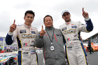 開幕戦の勝利を喜ぶ、LEXUS TEAM KeePer TOM'Sの面々。写真左から、伊藤大輔、チーム監督の関谷正徳氏、そしてアンドレア・カルダレッリ。
    