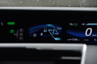 メインとなるカーナビ画面の上方には、4.2インチのマルチインフォメーションディスプレイが置かれる。（写真をクリックすると、画面の表示バリエーションが見られます）
    