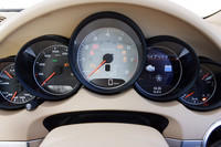 5連丸型メーターには、ハイブリッドのエネルギー制御情報も表示される。