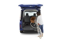 写真は、テールゲートを縦方向に開いた様子。