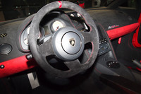 黒のスエード巻きにレッドのトップステッチがあしらわれた専用ステアリングホイール。