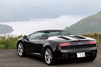 【テスト車のオプション装備】
有償ボディーカラー（メタリック）＝22万3125円／カラーソフトトップ（ベージュ）＝18万5220円／パーフォレートレザー・ステアリングホイール＝8万850円／ユニカラー・スポルティーボ・インテリア＝20万4750円／ウインドスクリーン・カラーフレーム（ブラックメタリック）＝3万1500円／盗難防止システム＝7万2450円／リアビューカメラ＝32万2350円／ブランディング・パッケージ＝11万2770円